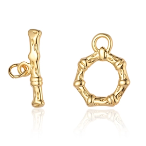 Vue macro d'un fermoir à bascule en forme de bambou doré pour collier bijoux