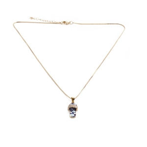 Détail macro du collier doré avec pendentif tong œil grec et zircons micro-incrustés