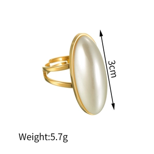 Detailaufnahme des goldenen Perlenrings mit 3 cm Steinhöhe und 5,7 g Gewichtsangabe
