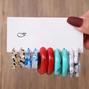 Lot de 6 boucles d'oreilles en acrylique en forme de C sur carte de bijoux tendance
