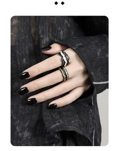 Nahaufnahme von S925 Sterlingsilber Ringen mit schwarzer Textur und Wellenrand am Finger