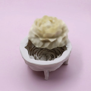 Moule en silicone pivoine 3D pour bougies DIY et savon artisanal sur fond rose pastel
