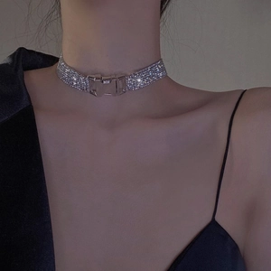 Nahaufnahme des glitzernden Silbernen Strass-Chokers mit einzigartigem Metallverschluss