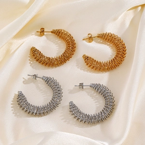 Boucles d'oreilles créoles en C torsadées dorées et argentées avec texture en spirale