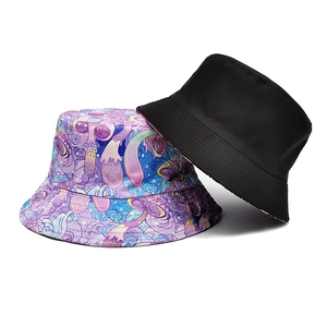 Cappello a secchiello reversibile con funghi colorati e lato nero minimalista