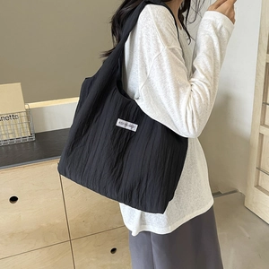 Große schwarze Falten-Tote-Bag für Damen als stilvolle leichte Schultertasche gezeigt