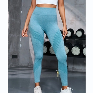 Dettaglio dei pantaloni da yoga senza cuciture a vita alta blu lago con strisce traspiranti