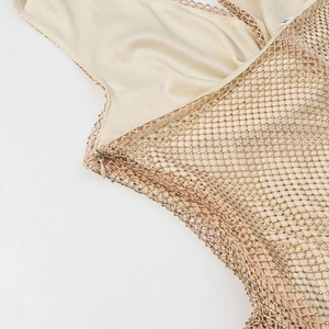 Dettaglio dell'abito in rete con strass champagne con zip e trama dello scollo a V