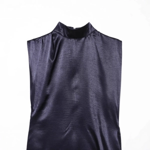 Mini robe sans manches en satin bleu foncé avec col montant et détails de dentelle chic