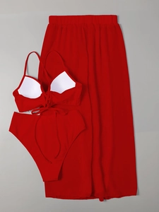 Ensemble bikini rouge trois pièces avec haut dos nu, culotte et paréo de plage transparent