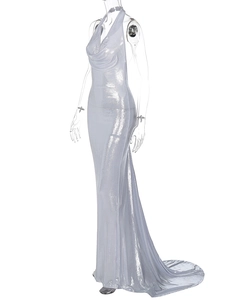 Détail de la robe licou argentée dos nu avec des plis métalliques et tissu scintillant