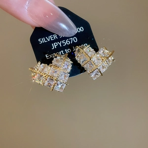 Detailansicht der vergoldeten Herz-Ohrstecker mit S925 Silber-Nadeln und Zirkonia-Steinen