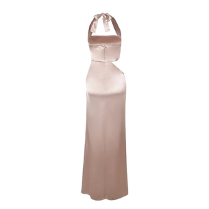 Détail de la robe en satin champagne montrant le licou avec un nœud délicat