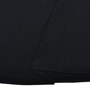 Gros plan sur la texture du tissu noir et les coutures professionnelles sur l'ourlet