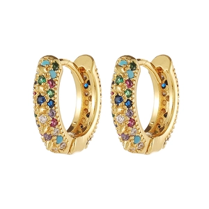 Detalle de pendientes de aro dorados con cristales multicolores en micro-pavé