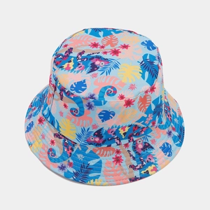 Cappello a secchiello con stampa tropicale, camaleonte e foglie di palma blu cielo