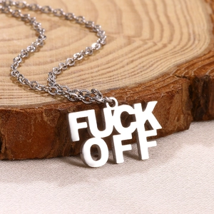 Hip-Hop-Halskette aus Edelstahl mit FUCK OFF-Schriftzug auf Holzscheibe präsentiert