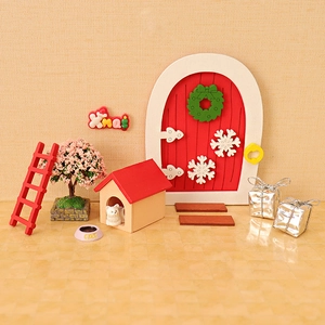 Miniature de maison de Noël avec porte en bois rouge, échelle et accessoires pour animaux