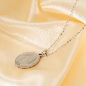 Collana con ciondolo religioso Vergine Maria in argento vintage su seta dorata