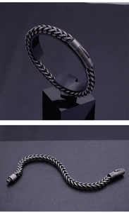 Détail du bracelet chaîne en acier titane gris vintage avec un fermoir en métal