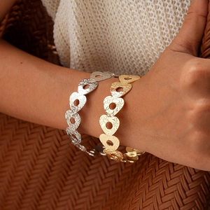 Set di bracciali in metallo traforato con motivo a cuore in oro e argento per donna