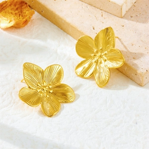 Vintage 18k gold floral stud earrings featuring 3D five-petal flowers and radiant texture