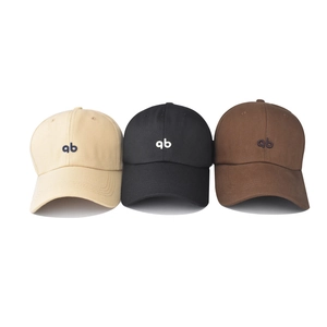 Trois casquettes de baseball en coton beige, noir et marron avec broderie 'qb'