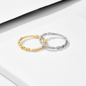 Elegant 925 sterling silver chain rings with sparkling stones in gold and silver finish