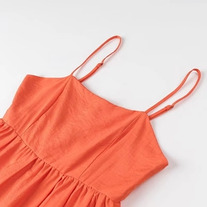 Détails des bretelles réglables et texture plissée de l'ensemble orange à bretelles