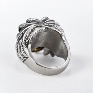 Bague ailes punk argentée avec texture brossée vintage et gravure plume détaillée