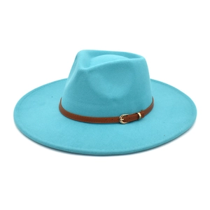 Dettaglio cappello fedora in lana turchese a tesa larga con cinturino in pelle marrone