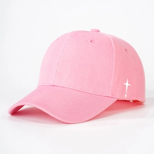 Détail d'une casquette rose en coton avec broderie étoile blanche sur le panneau latéral