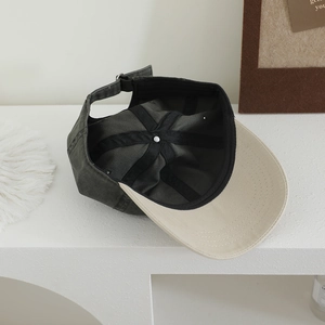 Détails de l'intérieur d'une casquette enfant bicolore montrant la boucle et les coutures