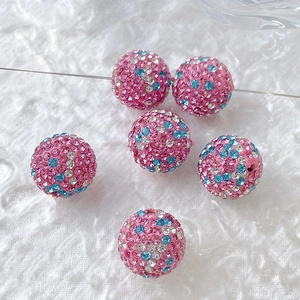Close-up van fonkelende kleurverloop strass-ballen voor het maken van DIY-sieraden