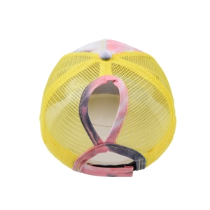 Makroaufnahme der atmungsaktiven Mesh-Cap mit Tie-Dye-Muster und Pferdeschwanzloch