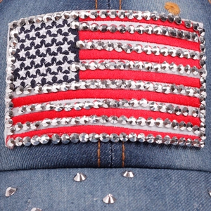 Casquette en jean avec drapeau américain en strass et clous en cristal sur la visière