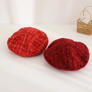 Détails de bérets rouges en tweed et laine montrant des textures tissées pour l'hiver