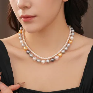 Collier double rang de perles blanches, grises et dorées porté sur un mannequin
