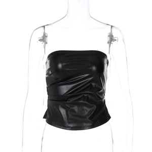 Détail d'un haut bustier en cuir PU noir avec texture plissée et coupe sans bretelles