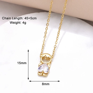 Gros plan du collier doré avec pendentif fille, zircon en cœur et guide des tailles
