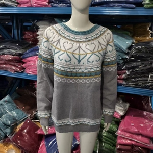 Detail van gebreide trui met ronde hals en Scandinavisch Fair Isle-patroon op grijs wol