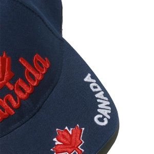 Detailaufnahme der 3D-Stickerei mit rotem Ahornblatt und Canada-Schriftzug auf der Kappe