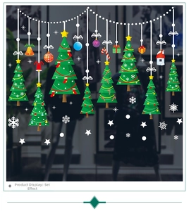 Dettaglio di adesivi natalizi in PVC con alberi appesi, campane e motivi di canne di zucchero