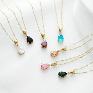 Collares dorados con colgantes de gota de agua y piedras preciosas de colores vibrantes