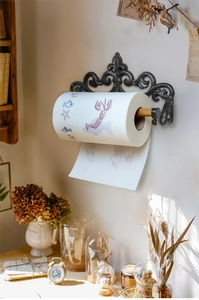 Detail von Vintage-Gusseisen-Papierrollenhalter mit Lilie und Holzstange