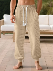 Détails macro du pantalon jacquard beige pour hommes avec texture et cordon de serrage