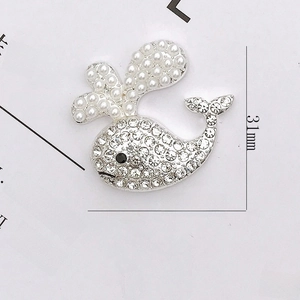 Broche baleine argentée avec strass blancs et perles, taille 34,5mm x 31mm, 10g