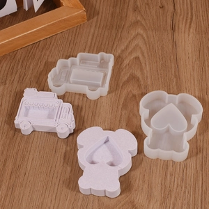 Set di stampi in silicone per resina con forme a cuore e furgoncino su legno reale