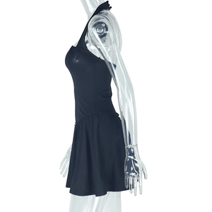 Vue latérale de la robe dos nu noire à licou avec jupe plissée sur mannequin