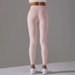 Gros plan du legging de yoga rose taille haute avec coutures en V pour un effet galbant fessier